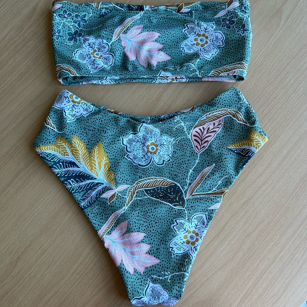 Beautiful never worn two pieces bikini Size S